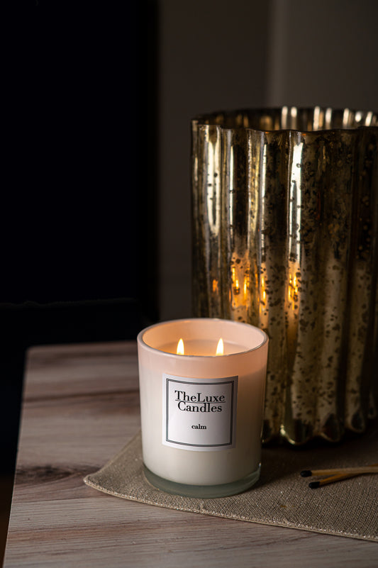 relaxing spa candle with notes of mint Cedar, amber and ginger